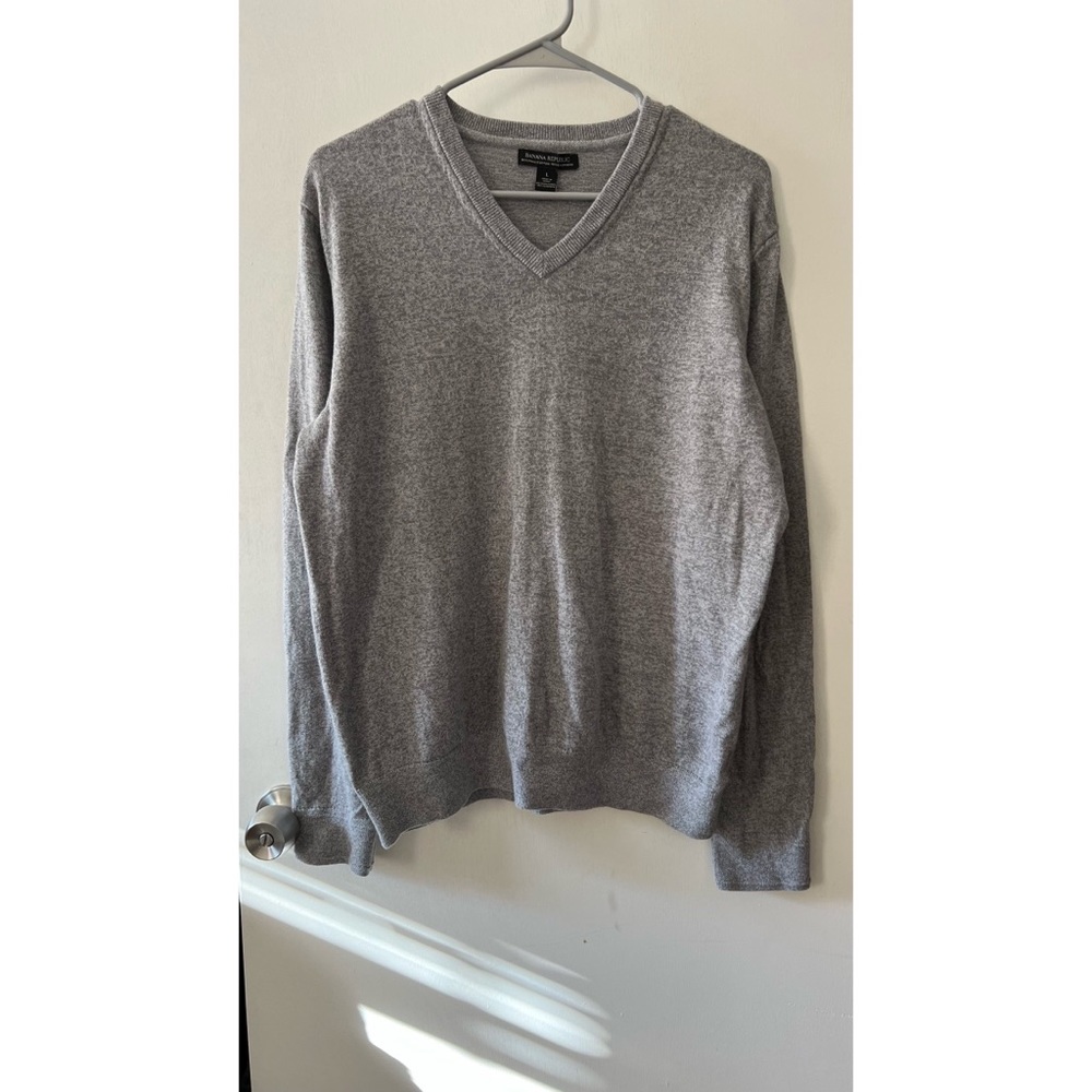 ✨SOLD✨Banana Republic x Gray V-neck Sweater